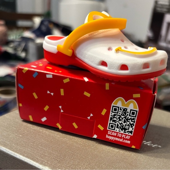 McDonald's Happy Meal Crocs Keychain white Canada collectible toy new with box - Picture 2 of 2